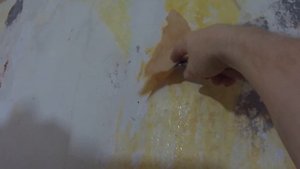 Снять старые обои.