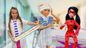 Видео куклы – Барби и Леди Баг заболели! – Новые игры доктор. Онлайн видео для девочек.