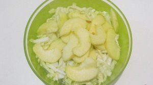 Салат из пекинской капусты и яблоком