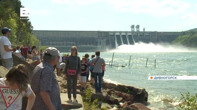 На Красноярской ГЭС открыли третий шлюз для сброса воды смотреть онлайн