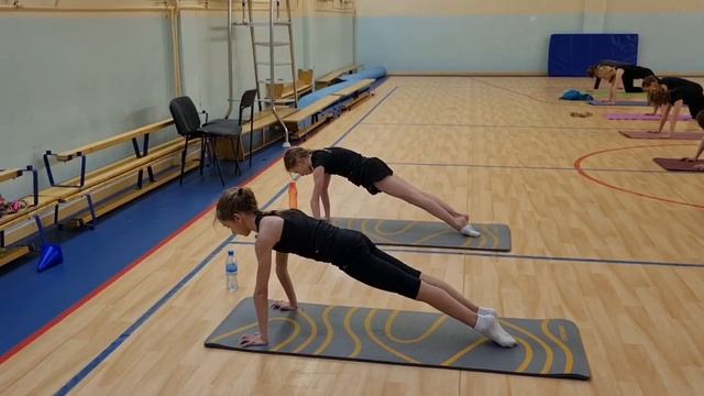 Силовая гимнастика в зале для спортивных групп. Синхронное плавание. Поясница и пресс. смотреть онлайн