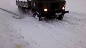 ГАЗ-66 буксует в снегу