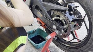 Как помыть цепь на мотоцикле Kawasaki z250sl  с помощью жены