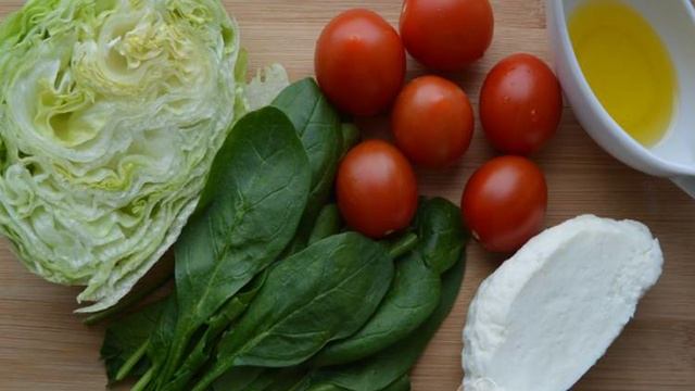 Легкий салат с айсбергом и шпинатом