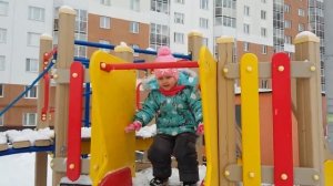 Гуляем на детской площадке.