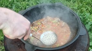 Курица с грибами, овощами, с картофелем в казане на костре.  Очень вкусно
