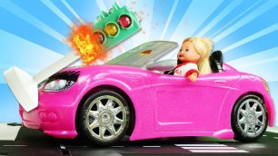Смешные видео для девочек. Штеффи катается на машине! Игры дочки матери с куклами Барби