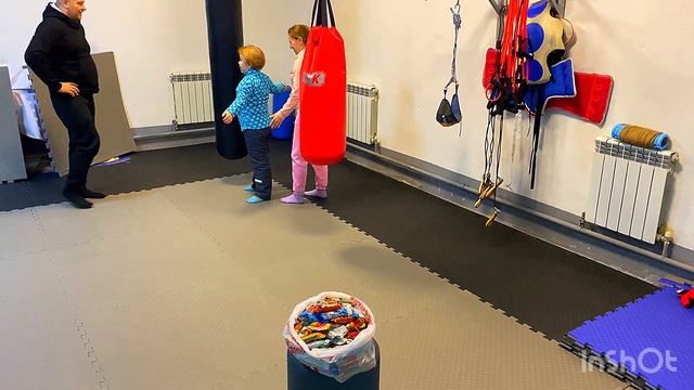 Бесплатно зал для всех детей города смотреть онлайн