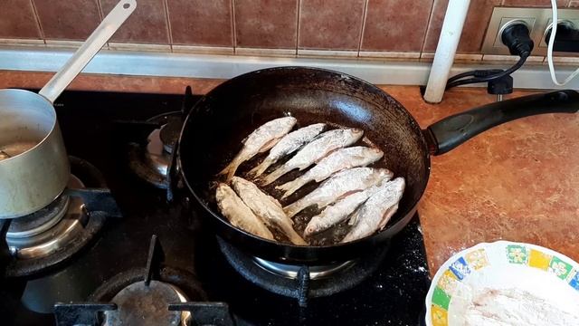 ОКУНЬ В СОЛИ и плотва на сковороде смотреть онлайн