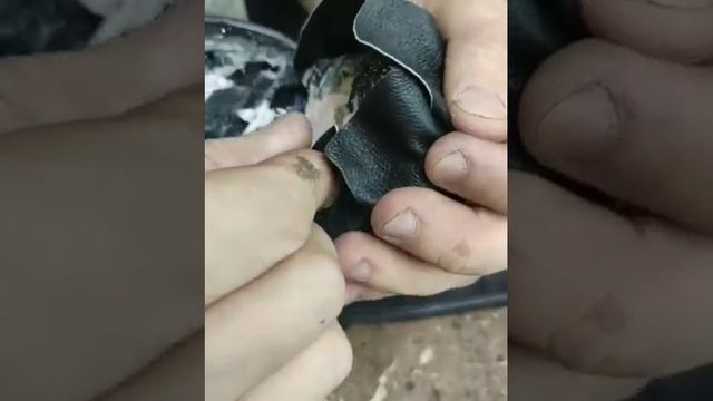 Заменили деталь союзки на женских кожаных сапжках. смотреть онлайн