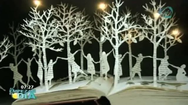 Esculturas con páginas de libros, sobre los propios libros смотреть онлайн