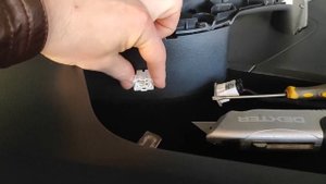 Установка ВЧ динамиков и плафоны подсветки в задние двери Skoda Rapid 2G 2021 года