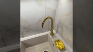 Угловая неоклассическая кухня нежного миндального цвета с розовым подтоном