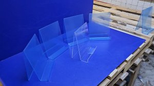 Подставки из прозрачного акрила.