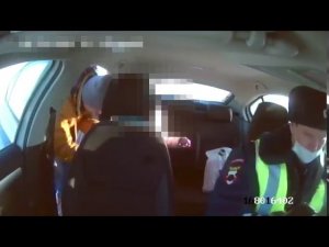 В Красноярском крае инспекторы ДПС доставили в больницу беременную девушку, нуждающуюся в медпомощи
