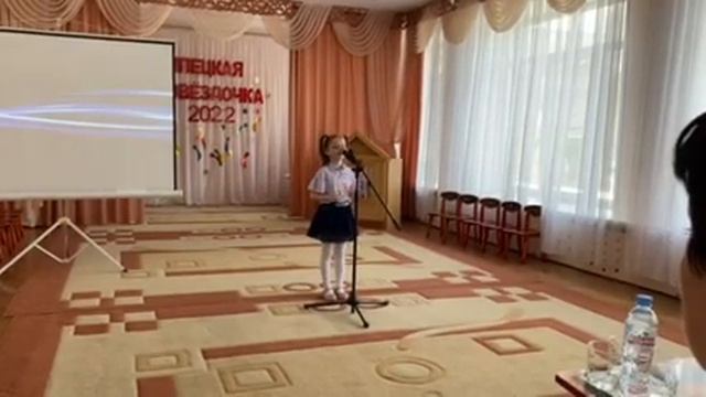 Конкурс "Липецкая звездочка 2022". Софи читает басню " Ворона и лисица". смотреть онлайн