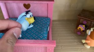 BLUEY - Hansel and Gretel Episode 🍭 | Pretend Play with Bluey Toys | Bunya Toy Town