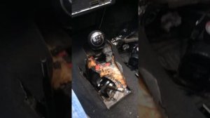 Удары при сбрасывания педали газа Нива 2121