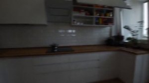 Кухня из шпона. Угловая кухня. Белая кухня. Столешница под дерево.