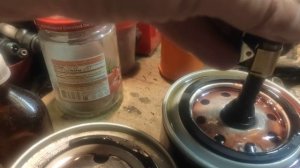 Ниппель бескамерной шины для проверки противодренажного клапана масляного фильтра
