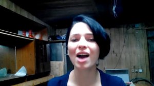 Девушка поет песню облака