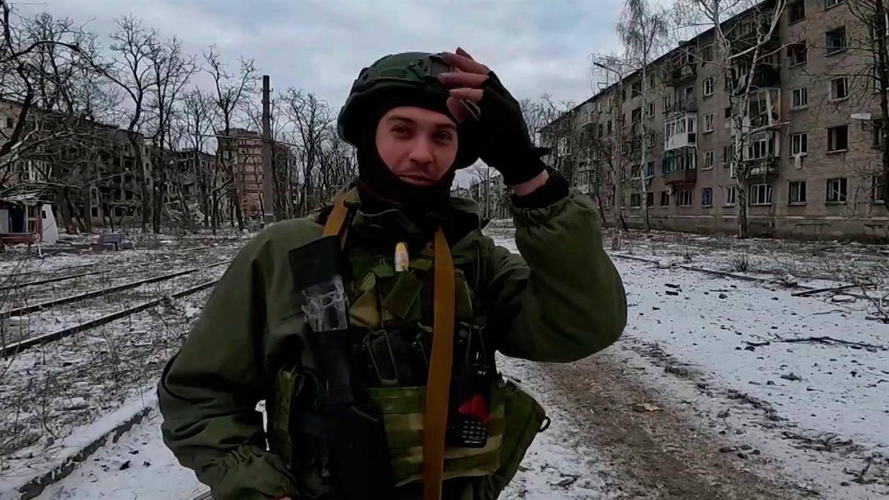 Российские флаги реют над Авдеевским коксохимом, жители города встречают российских бойцов