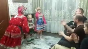 Веселая пляска бабушки с внучкой Лизой и Аней.