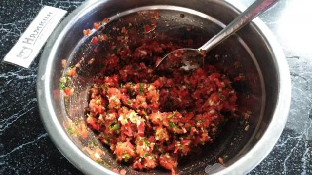 Острая закуска из зеленых помидоров с чесноком и зеленью на зиму