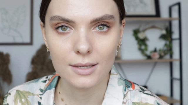 Bold Red Lips paired with Fresh Dewy Skin| Carmen Antoche смотреть онлайн