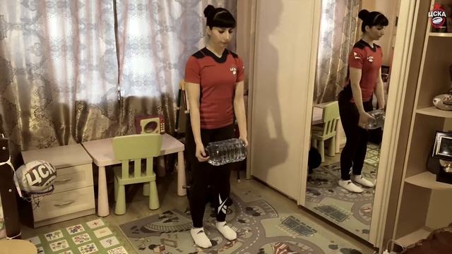 "Мама, папа, я - регбийная семья" с Кариной Кугот и ее семьей | Зарядка в детской комнате смотреть онлайн