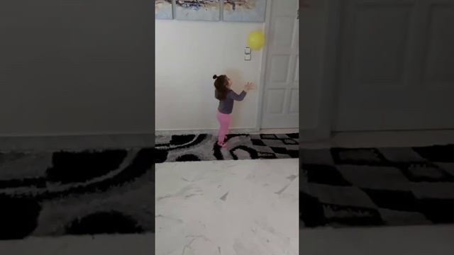 Play with Balloon    Игра с воздушным шаром