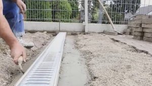 Монтаж пластиковых водоотводных лотков