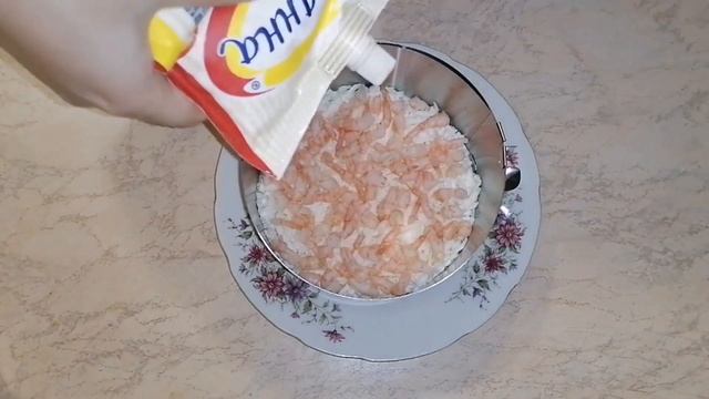 Слоёный салат с креветками, морковью по - корейски, сыром и яйцами