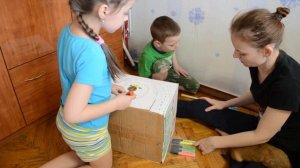 Три поросенка делают из картонной коробки будку для крупного собакена Джека