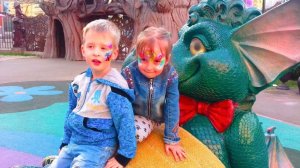 Полина и Матвей играют в Детском парке развлечений Лукоморье