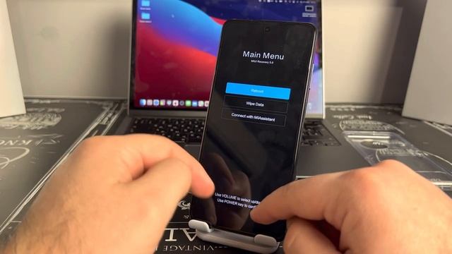 Что делать если телефон работает а экран чёрный?