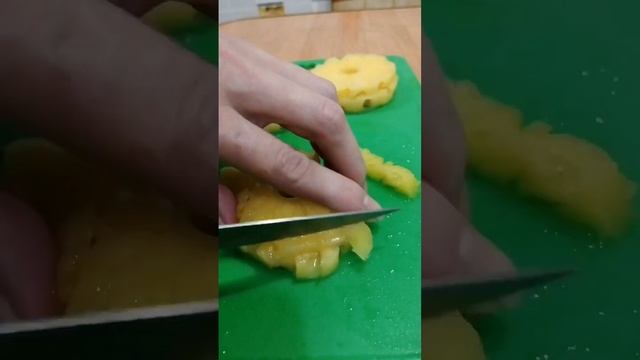 Салат с куриным филе и ананасами.#хештег#салат