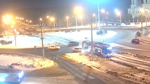 Протаранил трамвай на кольце в Кузнецке смотреть онлайн