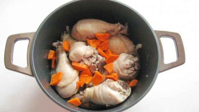 Куриные голени в сметане с грибами