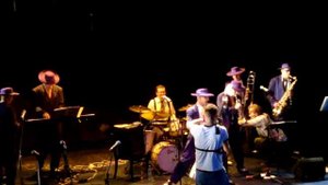 "У моря, у синего моря" исполняет группа "Пижоны"