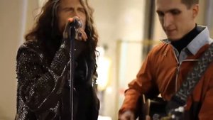 Стив Тейлер поет в Москве на улице Aerosmith Steven Tyler sang with the street musician