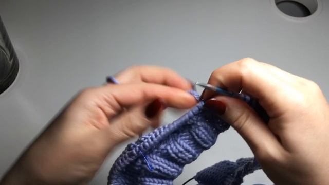 МК. Как от немецких укороченных рядов перейти к круговому вязанию без дырочки. смотреть онлайн