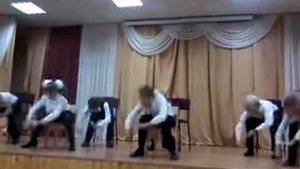 Дети играют на ложках