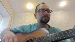 играю на гитаре, вспоминаю аккорды