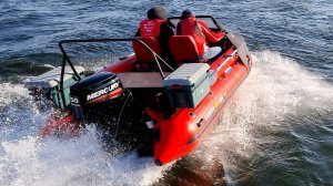 ДИВАН. ВСТРОЕННЫЕ КРЕСЛА В КОРМОВУЮ ПЛОЩАДКУ. ПВХ водометная лодка СОЛАР 470 СуперДжет, МЕРКУРИ 50