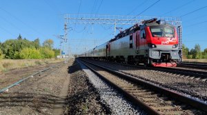 Железная дорога. Электровоз ЭП20-060 с поездом Вологда-Москва.