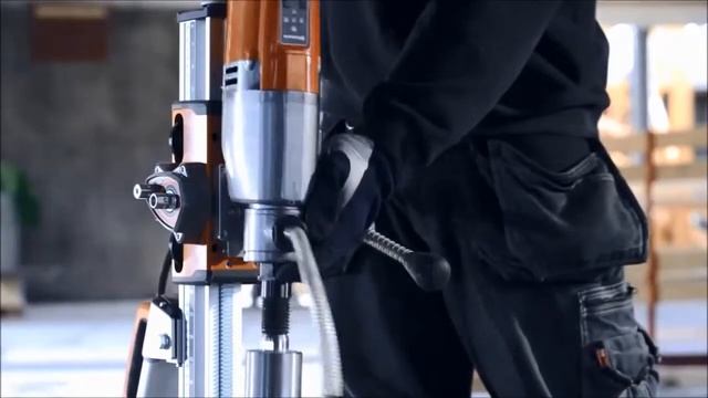 Совместная работа бурильной машины Husqvarna DM 220 и стойки DS 250 смотреть онлайн