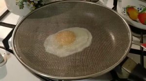 Защитный экран для сковороды от брызг. Классная штука.