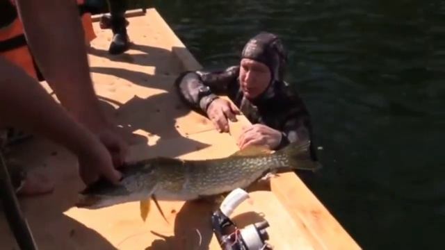 Рыбалка и Отдых с друзьями. С Днём Рыбака! смотреть онлайн