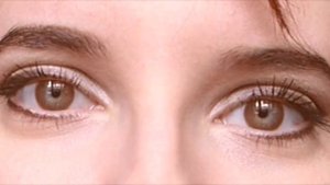 Глаза двигаются в разные стороны!